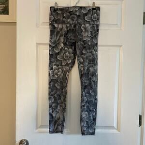Athleta Elation Textured Tights in a Chakra Floral Black/Seasalt pattern. Sz sm